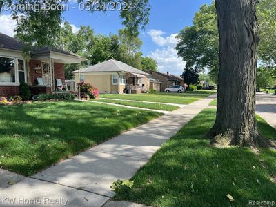 22180 Westhampton Street Street, Home with 3 bedrooms, 1 bathrooms and null parking in Oak Park MI | Image 2