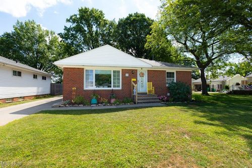685 E 300th St, Willowick, OH, 44095-4782 | Card Image