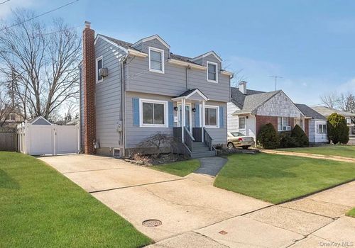 2718 Anthony Ave, Bellmore, NY, 11710-4622 | Card Image