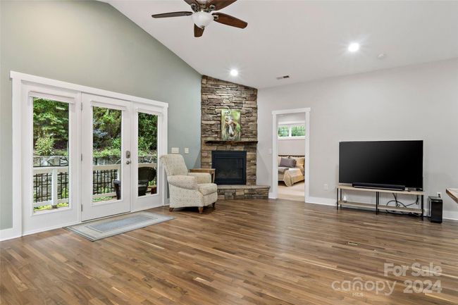 Living Room | Image 11