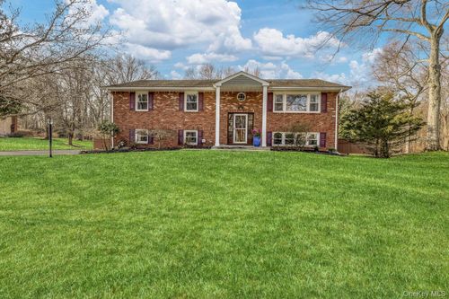7 E Mayer Dr, Suffern, NY, 10901-3401 | Card Image