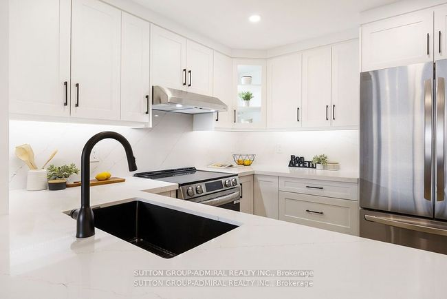 602 - 11 Townsgate Dr, Condo with 2 bedrooms, 2 bathrooms and null parking in Vaughan ON | Image 7