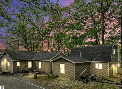 8303 W Sapphire Ave, Lake City, MI, 49651-8638 | Card Image