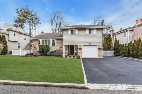 17 Meadowfield Ln, Glen Cove, NY, 11542-1613 | Card Image