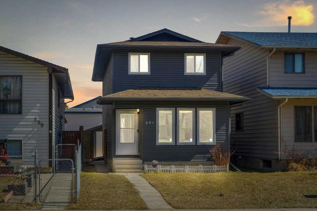201 Templemont Drive Ne, Home with 4 bedrooms, 2 bathrooms and 3 parking in Calgary AB | Image 1