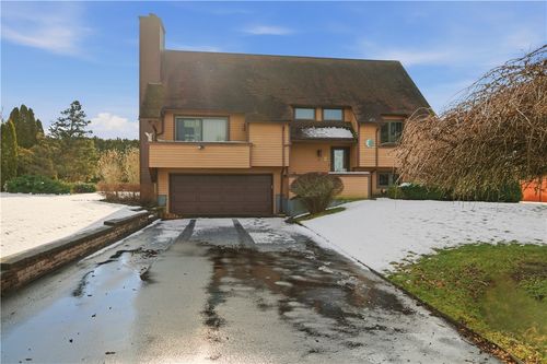 23 Indian Hill Cir, Middletown, RI, 02842-5386 | Card Image