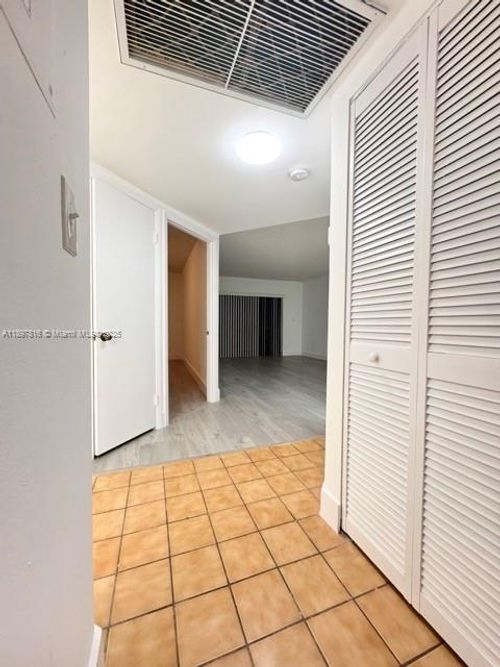 apt-211-8290 Lake Dr, Doral, FL, 33166-4671 | Card Image