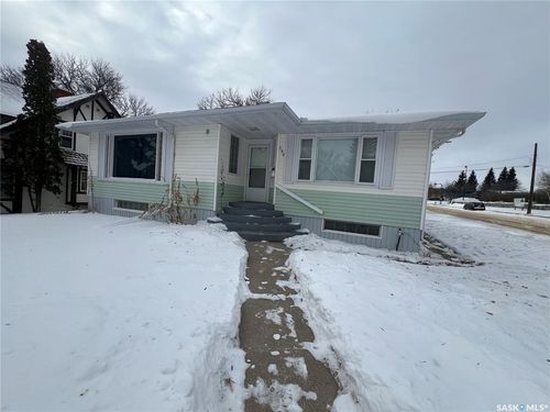 596 1st Avenue Ne, Swift Current, SK, S9H2B7 | Card Image