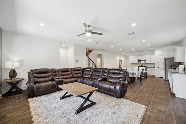 922 Forest Vw, House other with 5 bedrooms, 3 bathrooms and 3 parking in New Caney TX | Image 6