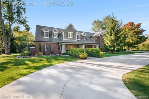 30325 Vernon Dr, Beverly Hills, MI, 48025-4940 | Card Image