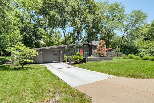 2204 W 71st Ter, Prairie Village, KS, 66208-3320 | Card Image