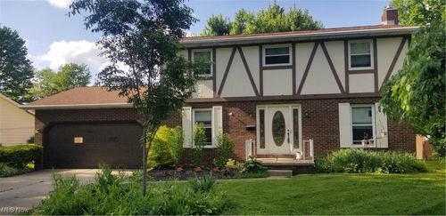 2262 Tanglewood Dr, Salem, OH, 44460-2527 | Card Image