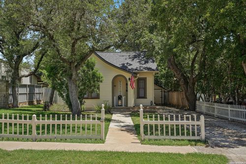 816 Wheless Ave, Kerrville, TX, 78028-3363 | Card Image