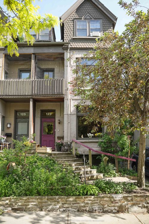 123 Collier St, Toronto, ON, M4W1M2 | Card Image