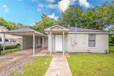 206 N Waco Street, House other with 3 bedrooms, 2 bathrooms and 1 parking in Mart TX | Image 2