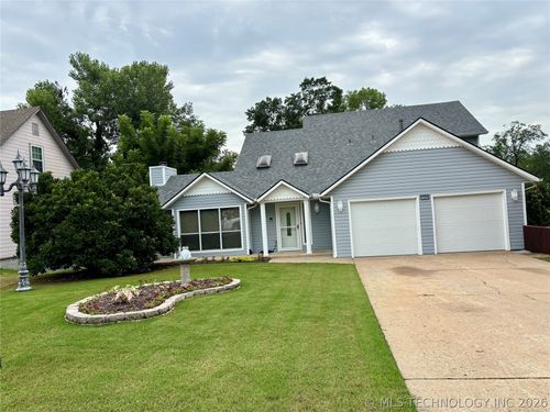 1226 Forest Ln, Catoosa, OK, 74015-2209 | Card Image