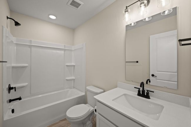 Upper level full bathroom | Image 23