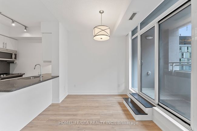 215 - 525 Adelaide St W, Condo with 3 bedrooms, 2 bathrooms and 1 parking in Toronto ON | Image 12