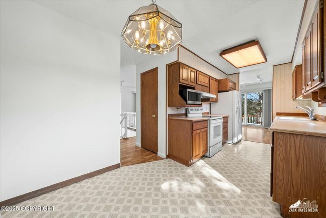 Eat in kitchen | Image 12