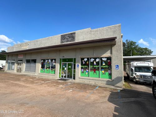 211 W Park Ave, Greenwood, MS, 38930-3008 | Card Image