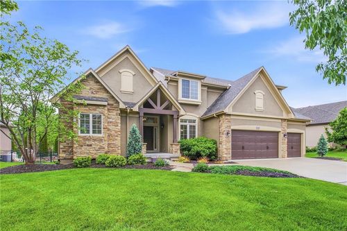 1637 Ne Woodland Shores Dr, Lee's Summit, MO, 64086-7010 | Card Image