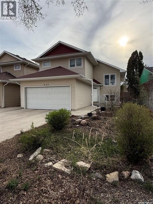 425 Av Y S, Saskatoon, SK, S7M3J8 | Card Image