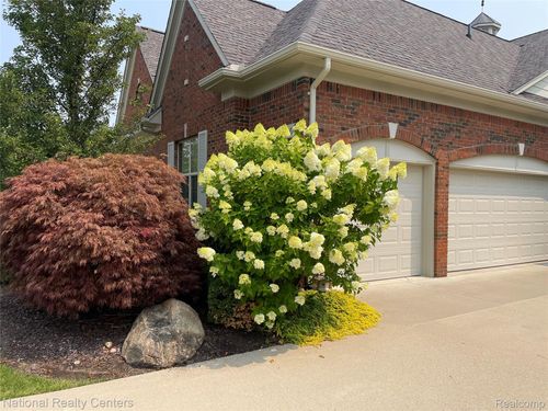 2750 Castlemartin Ct, Oakland Township, MI, 48306-4906 | Card Image