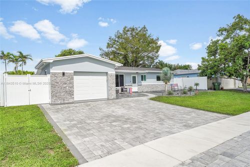 521 Nw 93rd Ter, Pembroke Pines, FL, 33024-6339 | Card Image