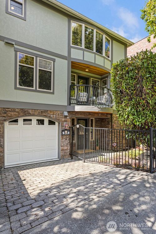 4423 Phinney Ave N, Seattle, WA, 98103-7190 | Card Image