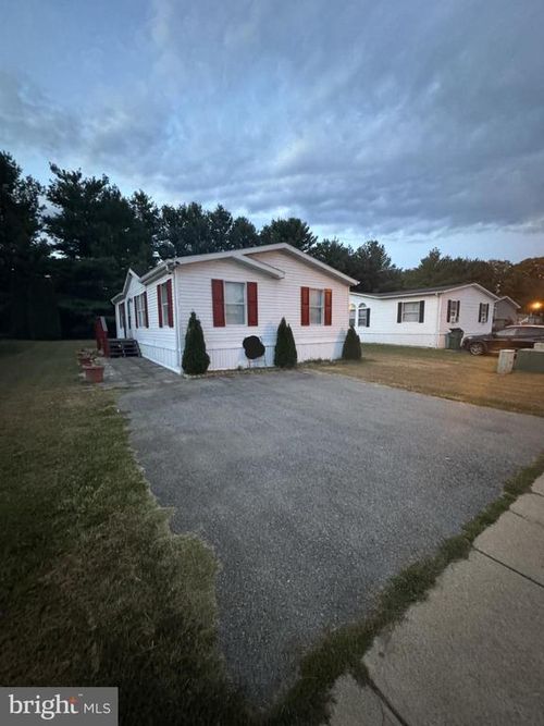 30 Manchester Dr, CHARLES TOWN, WV, 25414-9205 | Card Image