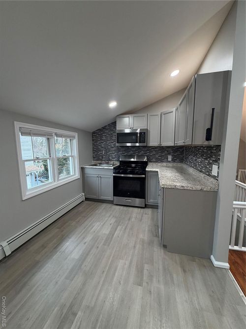 7 S Atlantic St, Bay Shore, NY, 11706-8656 | Card Image