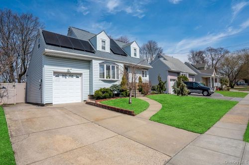 11 Karen St, West Babylon, NY, 11704-6805 | Card Image