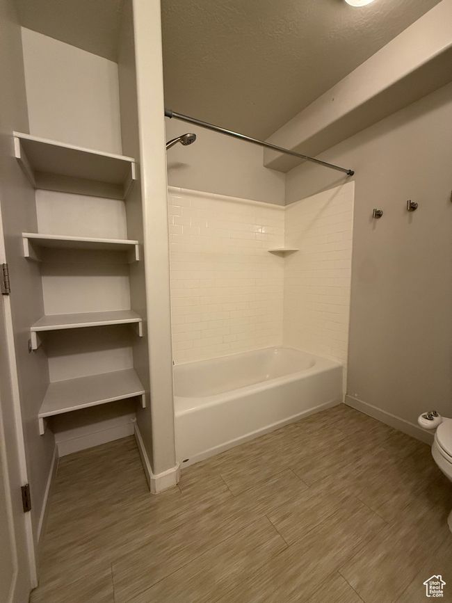 Full bathroom with shower / bathtub combination, a textured ceiling, and wood finished floors | Image 9