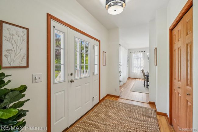 Large Welcoming Foyer | Image 11