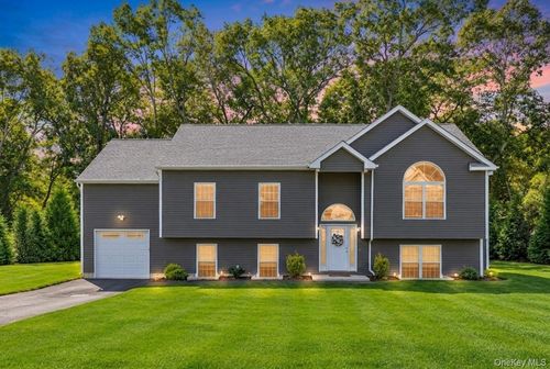 77 Maple Wood Ln, Riverhead, NY, 11901-2352 | Card Image