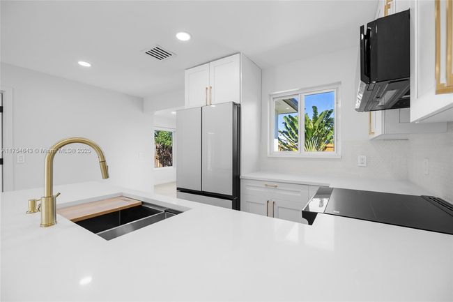 211 Sw 14 Th St, House other with 3 bedrooms, 2 bathrooms and null parking in Pompano Beach FL | Image 8