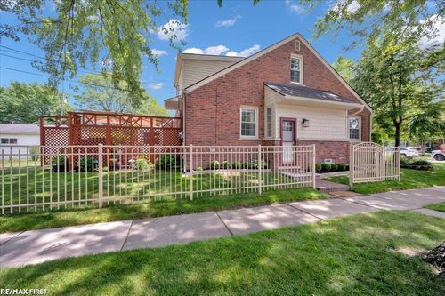 2080 Beaufait Dr, Grosse Pointe Woods, MI, 48236-1642 | Card Image