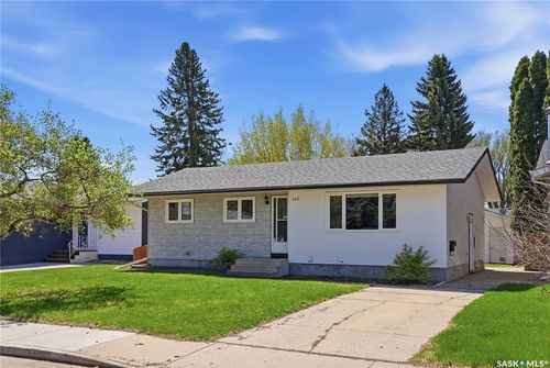 532 East Place, Saskatoon, SK, S7J2Y8 | Card Image