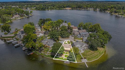 3815 Island Park Dr, Waterford Twp, MI, 48329-1907 | Card Image