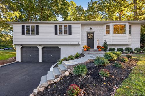 17 Peacock Ln, Commack, NY, 11725-4910 | Card Image