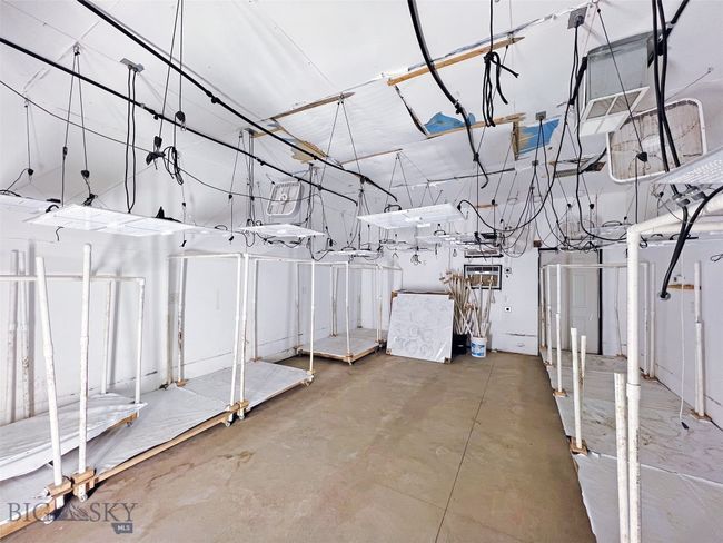 back room east side of quonset | Image 36