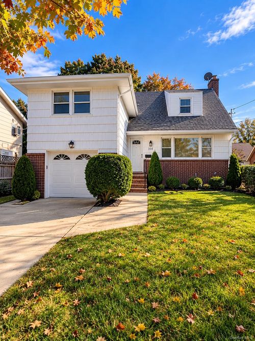 104 Phoenix St, Hempstead, NY, 11550-5136 | Card Image