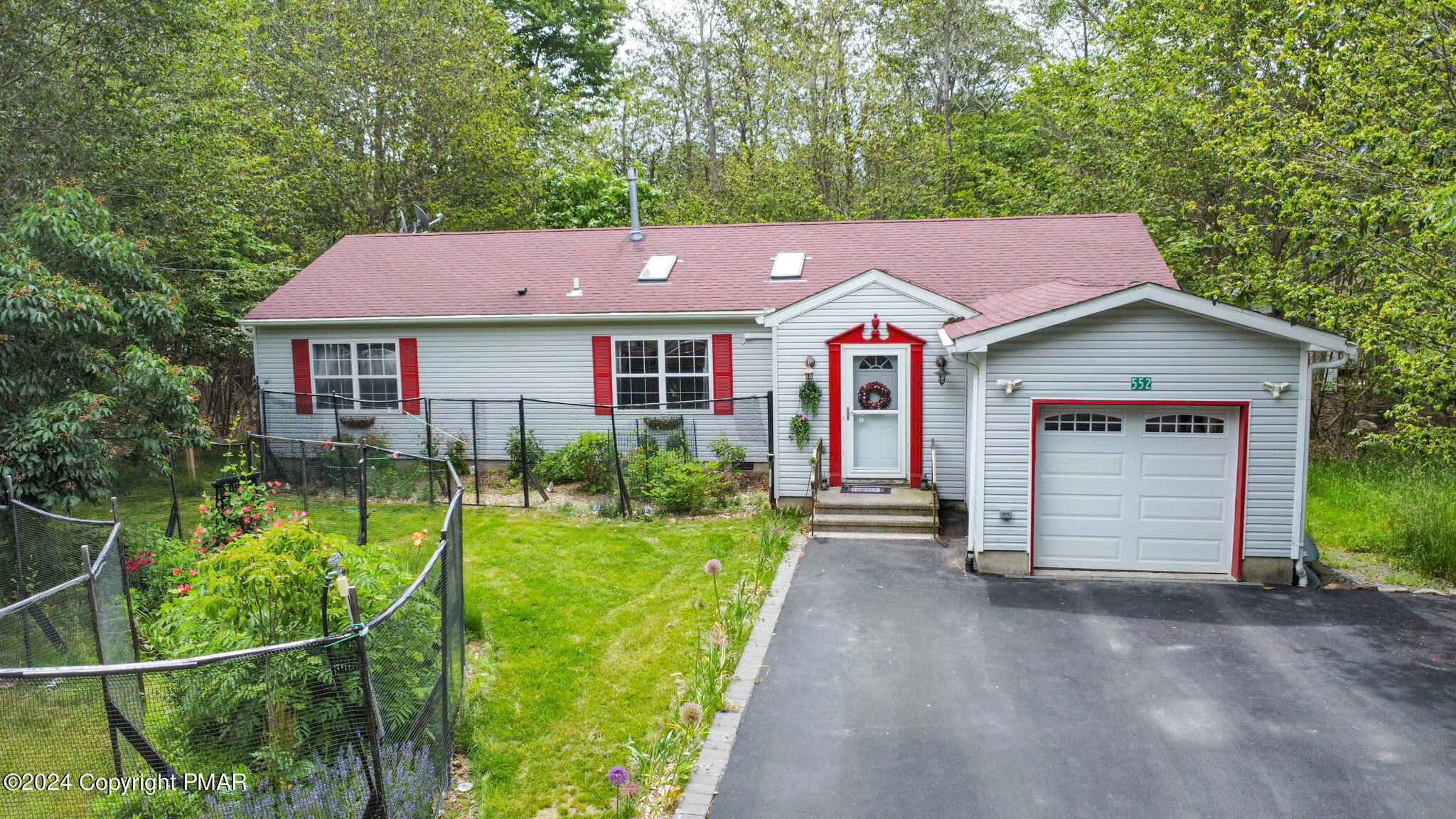 Horseshoe Bnd, Tobyhanna, PA 18466