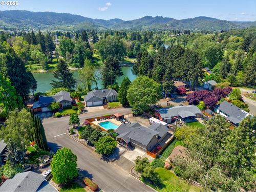 1308 Nw Garden St, Roseburg, OR, 97471-1830 | Card Image