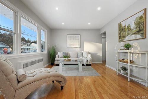 70 Nevada St, Hicksville, NY, 11801-2347 | Card Image