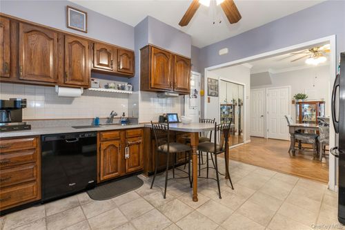 7520 60th Pl, Glendale, NY, 11385-6045 | Card Image