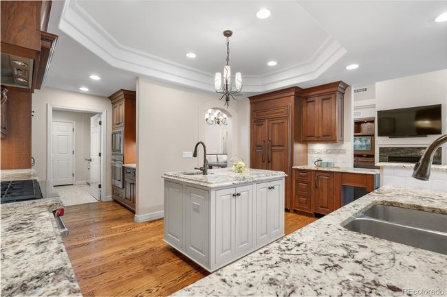Large center island with second sink | Image 15