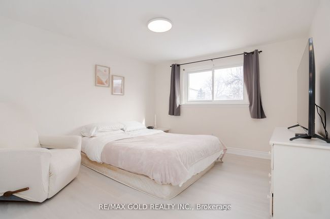327 Balmoral Dr, House attached with 3 bedrooms, 2 bathrooms and 5 parking in Brampton ON | Image 8