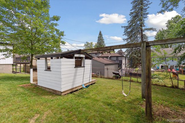 Playhouse and swings | Image 34
