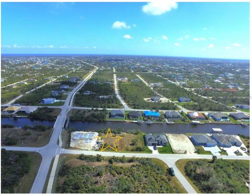 8618 Santa Cruz Dr, PORT CHARLOTTE, FL, 33981-5252 | Card Image